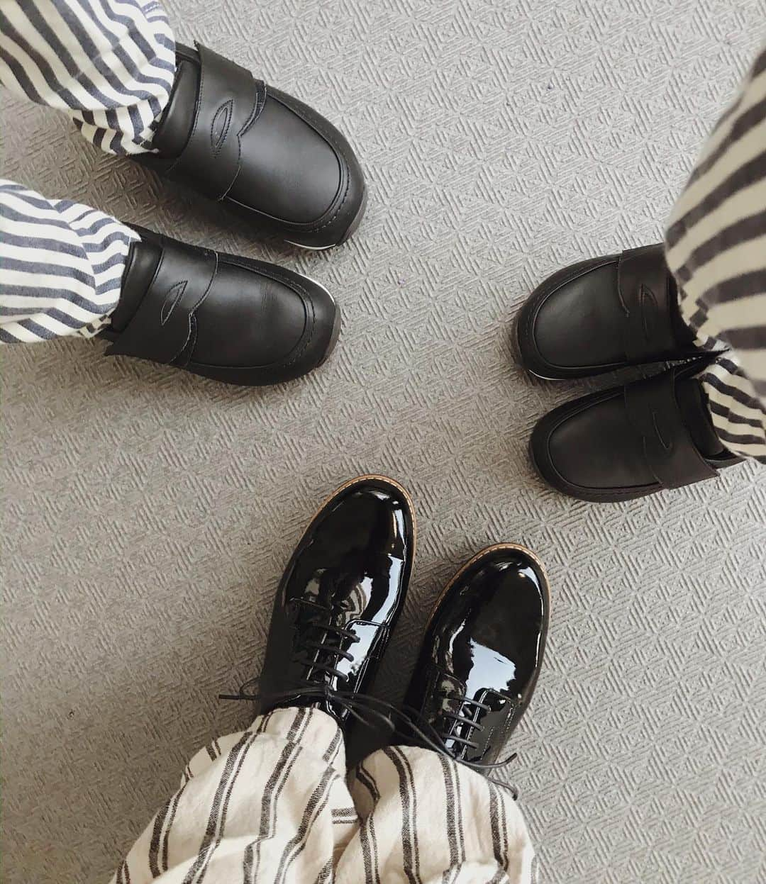 むらたさきさんのインスタグラム写真 - (むらたさきInstagram)「👟👟 ． 三兄弟でリンクコーデ♡👦👦👶 ． デニム × ストライプ × スニーカー👖✨ (サンちゃんは↑スタイで🍼) ． ． 80〜140🎽と、3人のサイズに幅があるので なかなかおそろいで🤝とは見つけられなくなってきた 🥺🌀 ． (いや、それ以前にそれぞれ好みが違うので、母が勝手に選んだものはほぼ着てくれないことも多い🙏😂) ． ． ． ． 足元は、 「かっこいい👟😍！」「今日から履きたい！」 と、子どもたちにも大好評だった @asics_kids_japan × @familiar_official のスニーカー🙌🥰 (サンちゃんはサイズが合わず、お下がりのSUKU SUKUシリーズ🐾🐻) ． ． ． 入園入学・ピアノの発表会などの フォーマルシーンでもリラックスして履けるように♡と考案されて作られていて、 ソールはスニーカー用のもので歩きやすいし、 中敷きには吸汗速乾性や抗菌・消臭効果もアリ🦵🙆‍♀️✨ ． すぐにサイズアウトしてしまうし、 一度しか出番のないまま…😴💭なんてことなく普段から履けるのは家計的にも助かるなぁ🙏🥰 ． ． ワンストラップタイプも可愛かった🙌😋🩰♡ ． ． ． ． おまけ🐾 ． 母も足元だけリンクしてみました👟😘🤝 (4枚目) ． ． 2人とも、次に履けるように 普段より0.5cmサイズを上げて選んでみたら、 まだちょっと大きかったかな？🙏🙇‍♀️😅 ． ． ． ． ． ． ． ． ． ． ． ． ． ． #7歳 #4歳 #1歳1ヶ月 #9月10日生まれ 👶 #三兄弟 ． #子育て #男の子ママ #3人育児 #アシックス #ファミリア #子ども靴 #キッズシューズ #3boys #asics#pr#familiar#myfirstfamiliar  @asics_kids_japan @familiar_official」10月17日 12時07分 - muratasaki