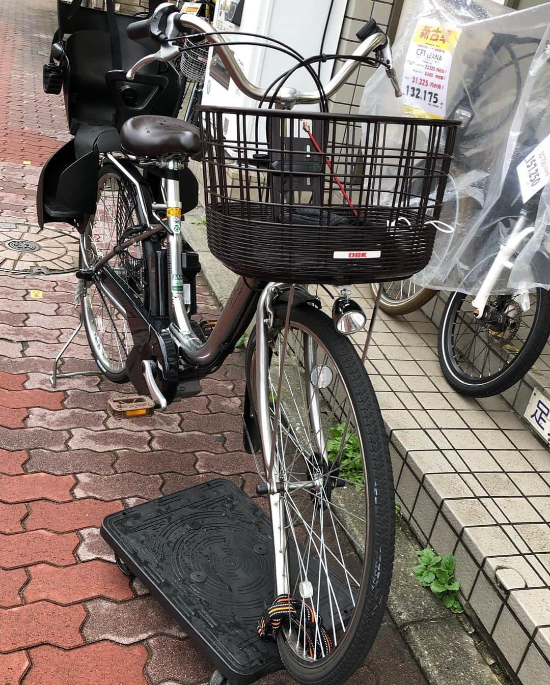 団長安田さんのインスタグラム写真 - (団長安田Instagram)「前輪入れるタイプの自転車置き場でホイール曲げられてた！！警察に言うたけど防犯カメラも無く泣き寝入り！！台車に乗せて自転車屋さんに持って行きました！！なんでこんな事すんの？ #嫁の自転車壊された #団長安田　#安田大サーカス団長」10月17日 12時08分 - dancyoyasuda