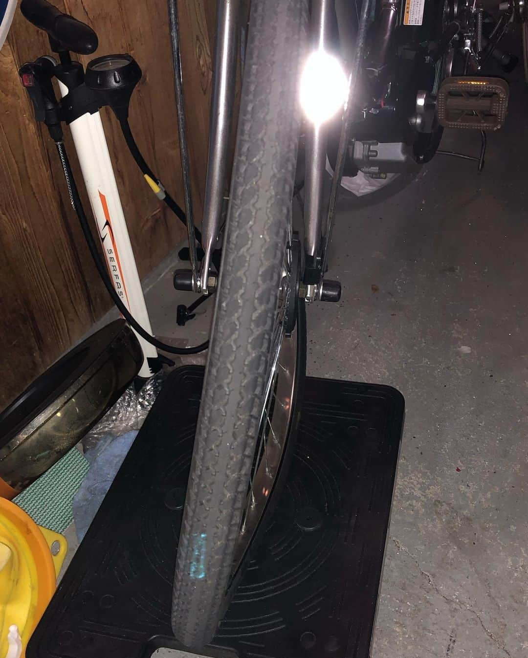 団長安田さんのインスタグラム写真 - (団長安田Instagram)「前輪入れるタイプの自転車置き場でホイール曲げられてた！！警察に言うたけど防犯カメラも無く泣き寝入り！！台車に乗せて自転車屋さんに持って行きました！！なんでこんな事すんの？ #嫁の自転車壊された #団長安田　#安田大サーカス団長」10月17日 12時08分 - dancyoyasuda