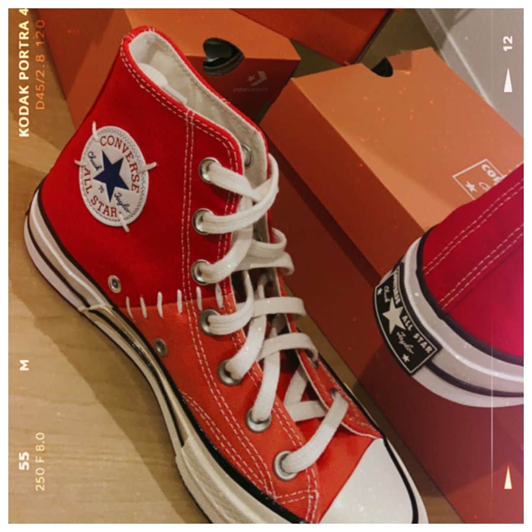 のインスタグラム：「* #chucktaylor #converse  なぁ〜んにも無い日に自分へ🎁 久々に買い物した❤️ 全部可愛いけどハイカットが1番可愛い。。。。🤤」