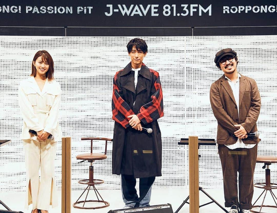 のインスタグラム：「毎週土曜23:00から @jwave813 で放送中のラジオ番組 ROPPONGI PASSION PIT🧪  今夜は、先日 @sixwake_roppongi で行った 番組初の公開収録の模様をお届け！少ない人数でも、いつも聴いてくださっているリスナーに会えるのはやはり嬉しい〜！ THE CHARM PARKさんのエモーショナルなライブも必聴！ボスとの音楽談義にも花が咲きました🌸 24日の放送後には、映像もアップされる予定なのでお楽しみに。 先週のSKY-HIさんの回も、radikoで今日までなら聴けますよ！ #rpp813」