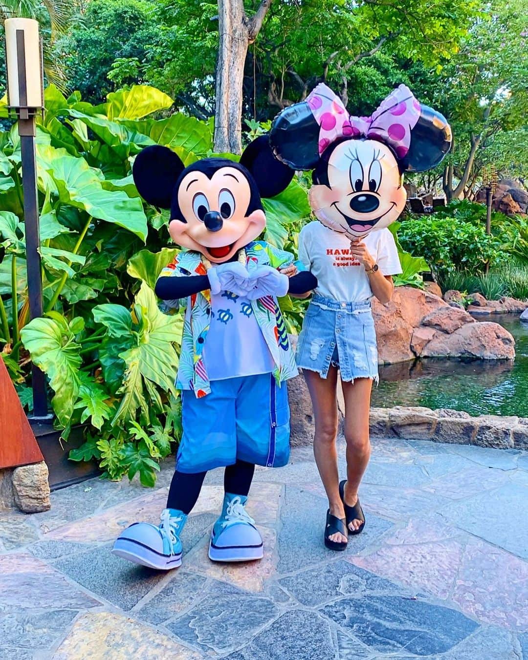 のインスタグラム：「💗🐭💚🐭💗 ・ 前回もpostした 大すきなミッキーとのツーショット♡ 前回とミッキーのポーズが違うから またまたpostしちゃう🥰💗 ・ この時たまたま後ろに並んでる人がいなくて たくさんポーズをとって たくさん撮ってくれた優しいミッキー。 ・ アロハシャツを着たミッキーが可愛くて きゅーんが止まらない♡ 早くまた逢いたい🥺💗 ・ #hawaii#islandofoahu#oahu#ハワイ#trip #オアフ島#travel#loco_hawaii#travel_jp #funtorip#タビジョ#旅MUSE#genic_travel #genic_mag#たびねす#旅行#genic_hawaii #aulanidisneyresort#disney#hotel#mickey #aulani#ディズニー#koolina#oahuhawaii #tabijyomap_hawaii#lealeahawaii#2020」