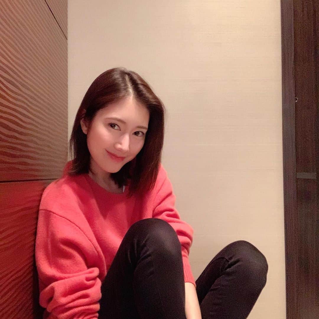 のインスタグラム：「昨日買ったニットを着てみたよ。まずはピンクから☺️ ほっこり〜。  #ニット #ピンクニット #ユニクロニット」