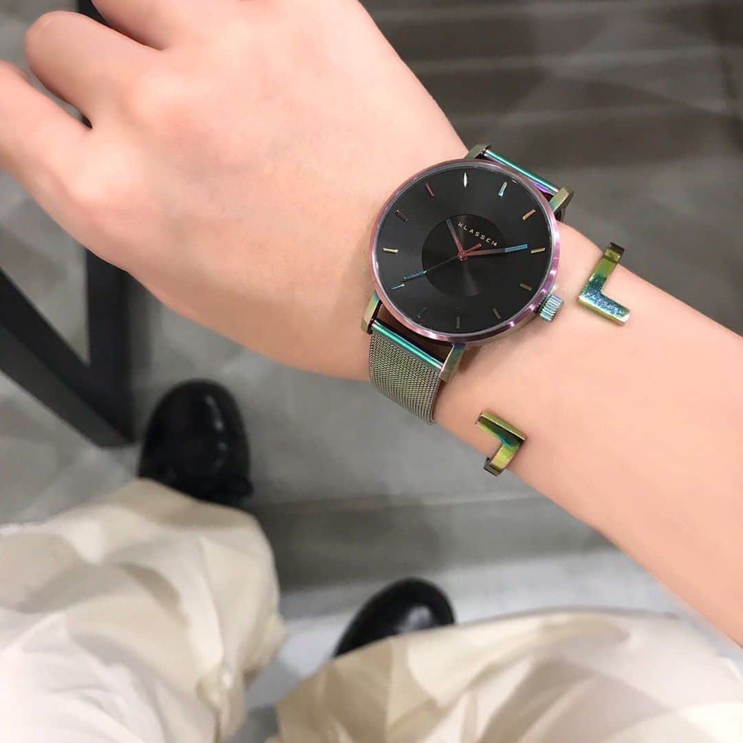 のインスタグラム：「こんにちは！ 本日は、Volareより個性的なこちらのご紹介です☆  レインボーのお色が特徴的なこちらは、存在感抜群の腕時計☺︎ 角度によって輝きの変化をお楽しみ頂けます！  同色のバングルとの相性もバッチリですね！  こちらの商品は、時計ひとつひとつに個体差があるので、店頭にてお買い上げの方にはお好きな輝きの物をお選び頂けますよ！  都内は雨模様ですが、ぜひ店頭にてお待ちしております。  Volare Rainbow with Mesh Strap 42mm﻿ IL Bracciale Rainbow   ﻿ #ordinarilyunique ﻿ #klasse14 #クラスフォーティーン ﻿ #volare  #rainbow #black﻿ #watch #時計﻿ #shibuya #渋谷﻿ #flagship#フラッグシップ﻿ お問い合わせに関しましては、klasse14渋谷SHOPまでお電話ください。﻿ ☎︎03-6433-5400」
