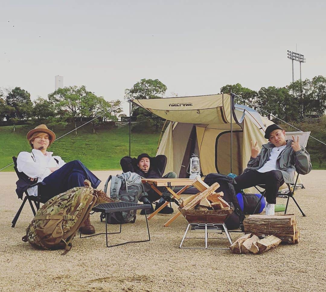 こーいちのインスタグラム：「こないだ3人でタクシー乗ってる時に俺が 「今度3人でキャンプでも行ってみるかー？」 ってなんとなく言ってみたら俺1人でタクシー乗ってるみたいな空気感になったしソロキャン行ってくる。」