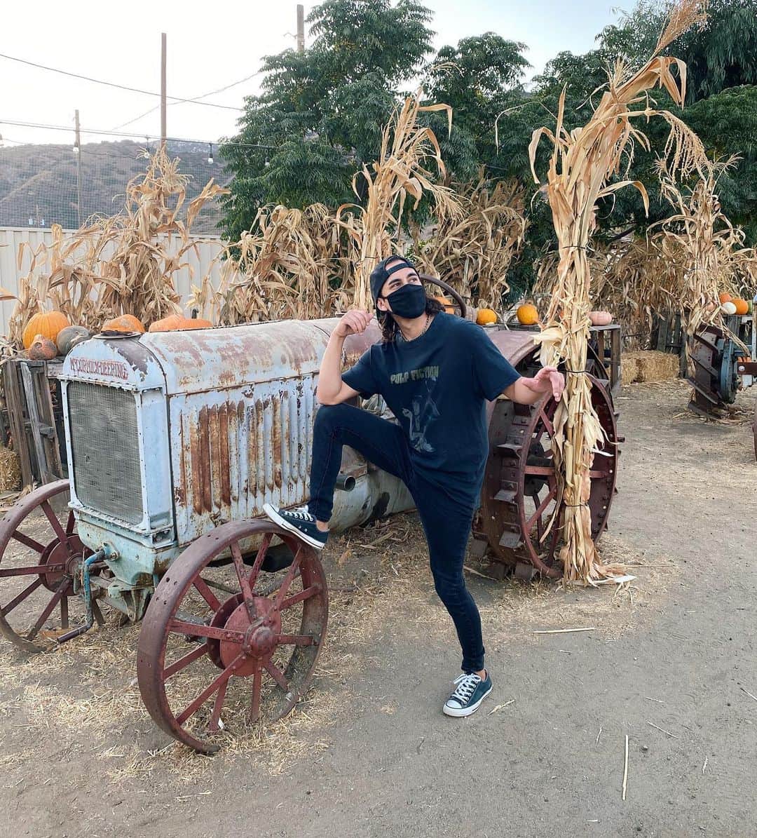 ヴィック・フエンテスのインスタグラム：「What you up to this weekend?」