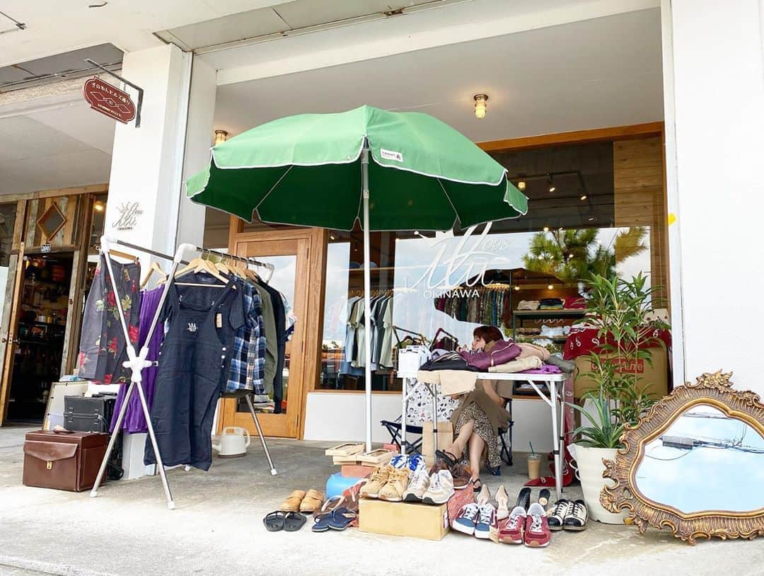 のインスタグラム：「1日限定！始まります。 外に置いてある商品の売上は 全て、 #レアプロジェクト へ♫ 見えているもの、全て売ります。 ・ 店舗の営業は下記の時間です。 OPEN/13:00~19:00 ・ #ilu098 #okinawatrip #おきなわ #ぎのわんヒルズ通り #ガレージセール #レアプロジェクト #沖縄 #普天間」