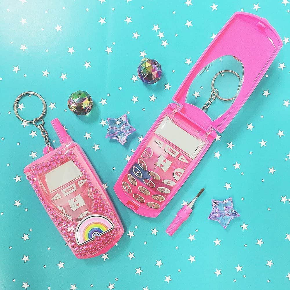 クレアーズのインスタグラム：「🍭TOY-COSMETICS（トイコスメ）🍬 . クレアーズのとってもフォトジェニックなコスメ🌈✨ . これガラケー？？レトロ感が逆に新しい✨折りたたみ携帯電話型リップグロスパレット🤩😍💗 . おもちゃ（TOY）みたいだけど、しっかりコスメ✨ カラーも豊富で使いやすい💗💙❤️🧡💛💚 . ✳︎対象年齢15歳以上 ✳︎800円＋税 . 事業終了に伴い、クレアーズ日本公式Instagramは10月20日で更新を終了、10月31日にアカウントを退会いたします🥺 最後の日までどうぞクレアーズ日本Instagramをお楽しみください🌈 . 11月以降はクレアーズのワールド公式Instagram @clairesstores をフォローしてクレアーズのカワイイアイテムをチェックしてね⭐️ . #claires #fashion #kawaii #クレアーズ #ファッション #カワイイ #accessory #Style #アクセサリー #トレンド #おしゃれ #japan #JapaneseGirl #プチプラ #instagood #kawaiigirl #トイコスメ #コスメ #レインボー #ユニコーン #ファンシー #ファンタジー #pop #ガラケー #TOYコスメ #レインボー #コスメパレット #リップパレット」