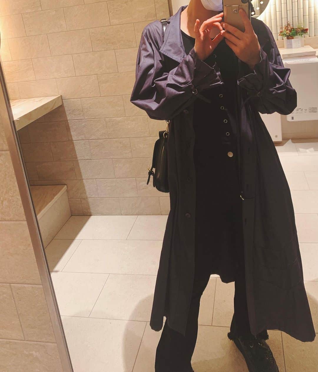 Macoto Tanaka 田中真琴さんのインスタグラム写真 - (Macoto Tanaka 田中真琴Instagram)「. 濃い紫のコートお気に入り。 @mioumioumiou で 三、四年くらい前に買った🧥♡ . 中のトップスは　@17kg_official ⭐︎ ピタッとしてて背筋が伸びる。笑」10月17日 12時18分 - mac0tter