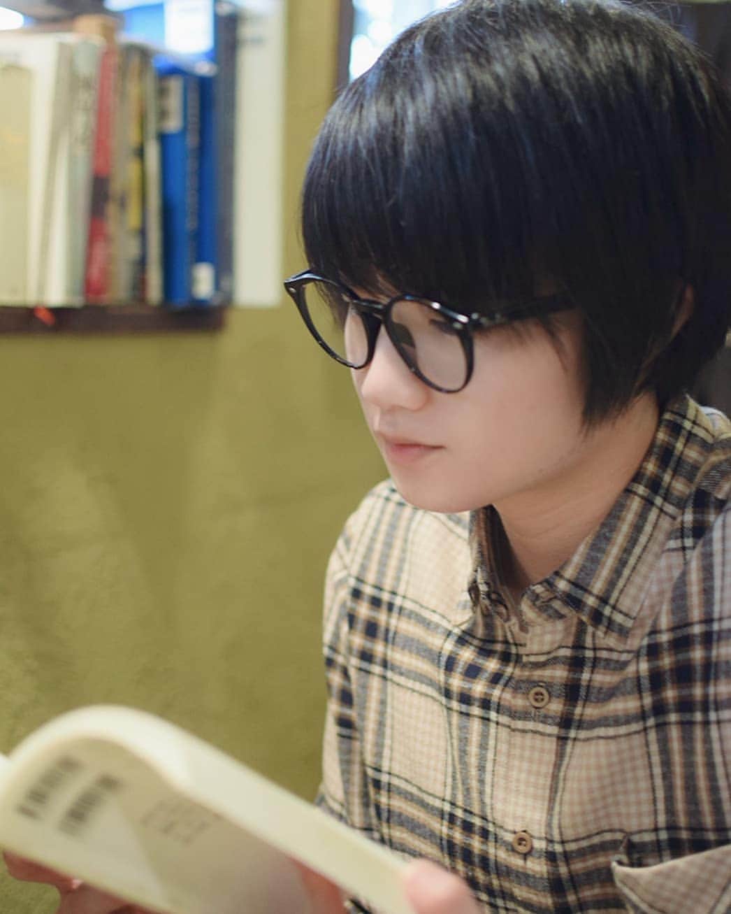 のインスタグラム：「今日は凄く冷え込みますね…！ 昨夜からコート解禁しました。 冬服の方が好きです✨  photo by:key  #photooftheday#camera#portrait#model#外山将平#役者#俳優#今日の外山#ootd#Nikon#肌#美肌#一重 #写真#撮影#カメラ#ポートレート#ファインダー越しの私の世界#カメラ好きな人と繋がりたい#カフェ#カフェ男子#作品撮り#黒髪#メガネ男子#natural#followｍe#ノーセット」