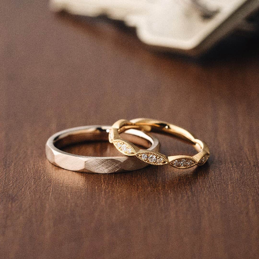 BRILLIANCE+（ブリリアンス+）さんのインスタグラム写真 - (BRILLIANCE+（ブリリアンス+）Instagram)「いつも、いつまでも、 ゆったり、穏やかに。 優しい姿と輝きのリングに 自分たちの未来を重ねる、 二人のお守り。  新作マリッジリング『ブロードリーフ』 . #暮らしとジュエリー #ブリリアンスプラス #結婚指輪 #結婚指輪探し #マリッジリング #marriagering #エタニティリング #eternityring #アンティークジュエリー #クラシカルウエディング #ゴールドリング」10月17日 12時20分 - brilliance_plus