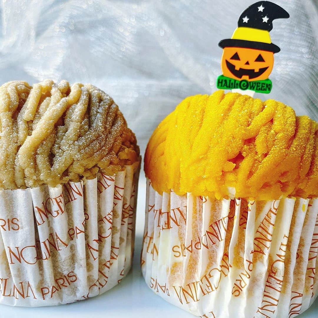 のインスタグラム：「#angelina #montblanc #halloween  アンジェリーナの秋限定！ 🌰🇯🇵🎃和栗モンブランとハロウィンモンブランでございます〜 @angelina_paris  ・ ・ 🎃ハロウィンモンブランはかぼちゃクリームと生クリームとメレンゲ♡ クリーミーで甘すぎず、食べやすいです。ミニpopついて ハロウィン気分が盛り上がります♡  ハロウィンモンブランは今月いっぱい。和栗モンブランは11/30まで予定。またご紹介しますねー  #アンジェリーナ#ハロウィン#ハロウィンパーティー  #モンブランの世界#栗#和栗#栗スイーツ#モンブラン#里井真由美#里井ワグリーナ真由美#ワグリーナ#ワグリーナ真由美#japan#アフタヌーンティー#零食#さといいね#스위트#ありが糖運動#まゆログ#甜食#着物#フードジャーナリスト里井真由美#断面モンブラン#kimono#kimonostyle」