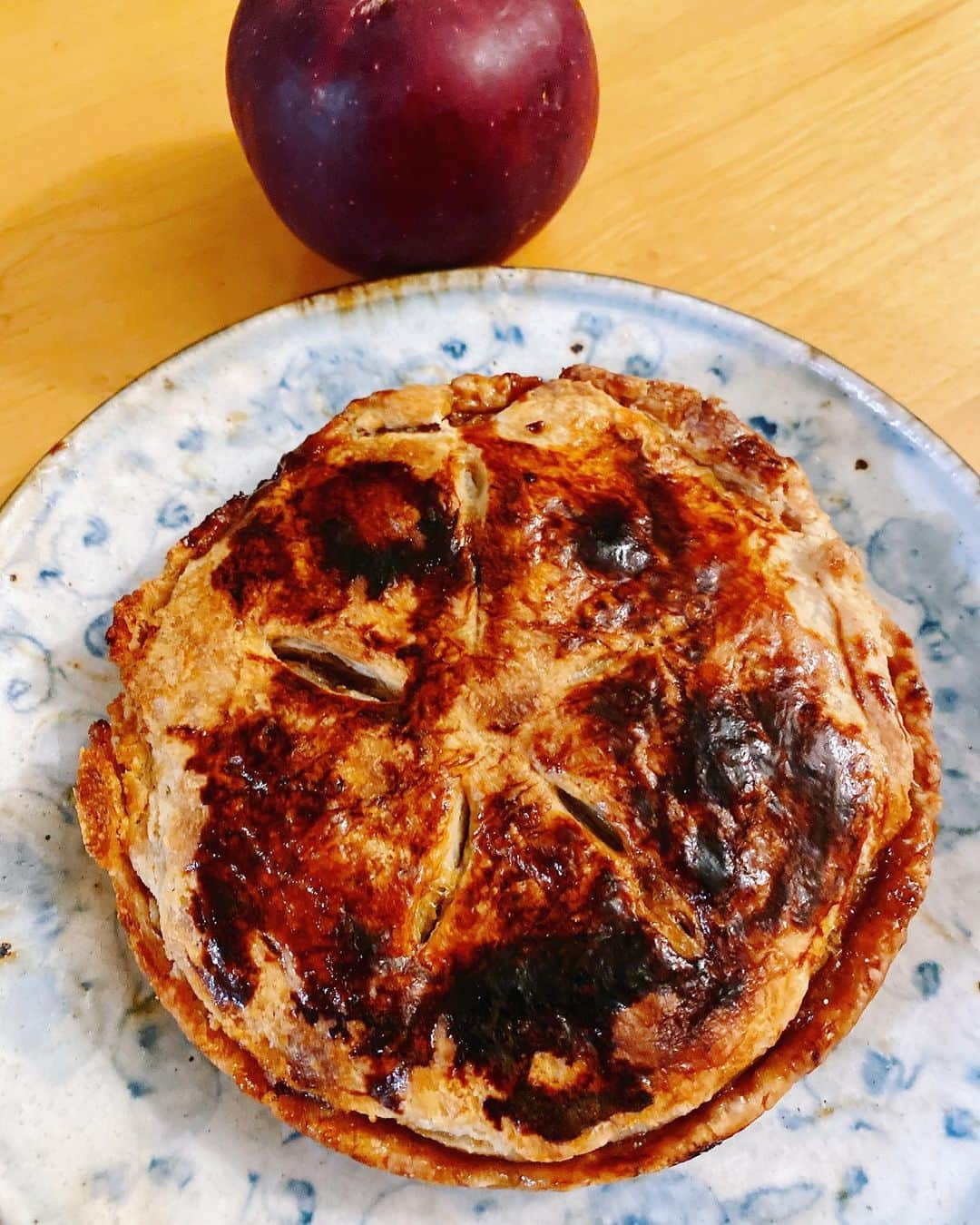 広崎うらんのインスタグラム：「紅玉が出回る季節🍎久々にアップルパイを作った😋パイ型が無いことに気づいたけど強行突破したら軽く失敗🤣次はきっと大丈夫👍❤️✨ あ、本日土曜日20時30分から久々インスタライブやります😊遊びに来てね❣️  #urandish #うらん飯 #林檎 #アップルパイ #うつわまるかく #utsuwamarukaku #市野吉記」