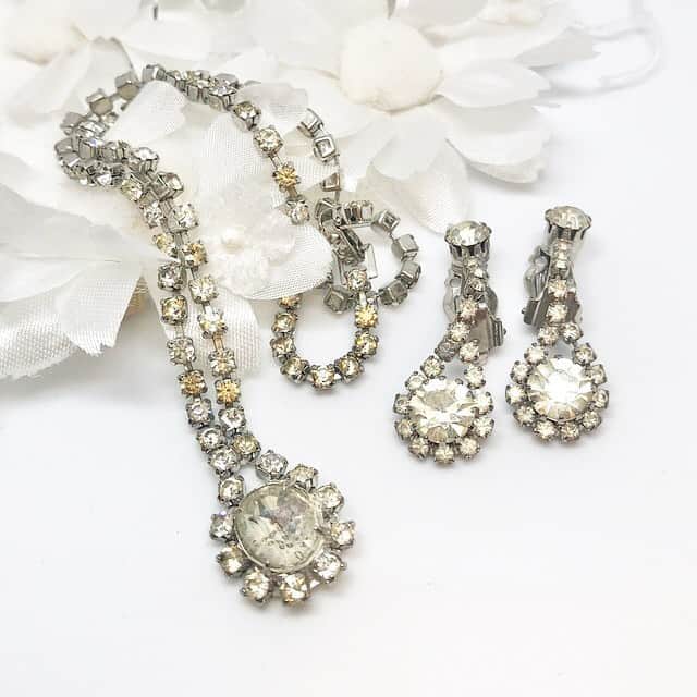 NUTTY Vintage&Collectibleのインスタグラム：「💐ジュエリーレンタル💐  ============================ 本日2020/10/17(sat)より VINTAGE COSTUME JEWERLY オンラインレンタルサービスをスタート！ ============================  NUTTYで多く取り扱っている1940年代頃〜の 美しく素晴らしき＜コスチュームジュエリー＞。  これまで花嫁様向けに店頭限定で 一部のジュエリーレンタルを承っておりましたが、 今秋より遠方のお客様にもご利用いただけるFORMAL&WEDDING向け オンラインレンタルサービスをスタートいたします。  花嫁様は勿論、ご参列者様や その他撮影などのご利用も可能でございます。  皆様の特別な日に彩りを添えるお手伝いをさせて頂きます。  RENTAL STOREはプロフィールページURLから ＜FORMAL&WEDDING RENTAL＞をご覧ください＊  ＊どうぞご利用くださいませ＊  @nutty_wedding」