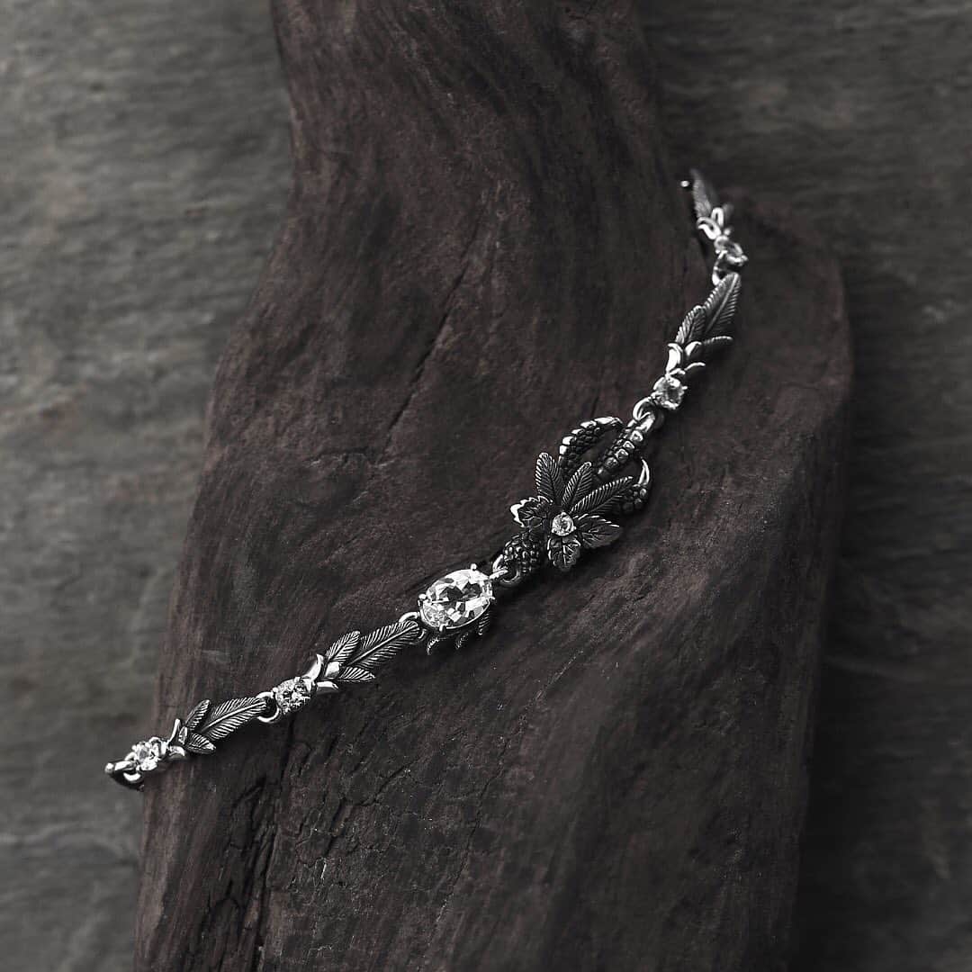 のインスタグラム：「﻿ Alive Bracelet w/white topaz 19cm ¥46,000+TAX﻿ ﻿ #bloodymaryjewelry #bloodymary #jewelry #silver #fashion #jewelryporn #jewelrydesign #jewelrygram #accessory #accessories #silverjewelry #ブラッディマリー #シルバーアクセサリー #fashionjewelry #black #blackfashion #シルバー #アクセサリー」