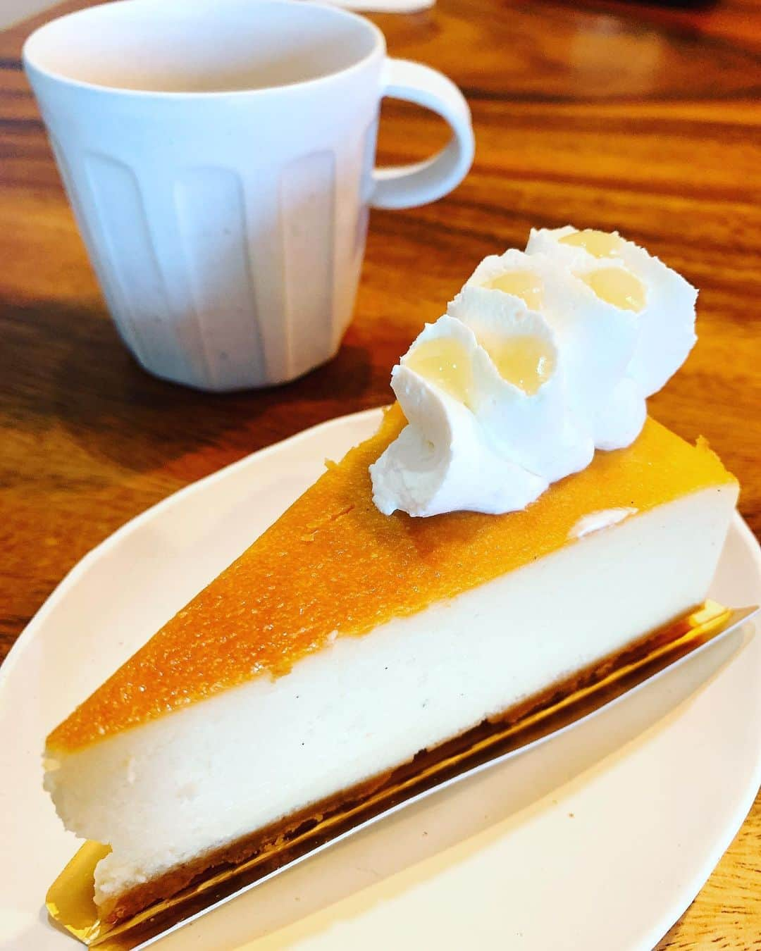 愛純もえりのインスタグラム：「美しいショーケースの中からケーキを選ぶ時間が大好きです✨😍✨  お母さん、、、娘さんに狙われてますよ、シャインマスカット、、、  #ニューヨークチーズケーキ #シャインマスカットのタルト」