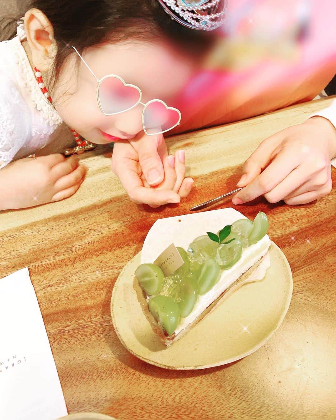 愛純もえりさんのインスタグラム写真 - (愛純もえりInstagram)「美しいショーケースの中からケーキを選ぶ時間が大好きです✨😍✨  お母さん、、、娘さんに狙われてますよ、シャインマスカット、、、  #ニューヨークチーズケーキ #シャインマスカットのタルト」10月17日 12時40分 - moeri_aizumi
