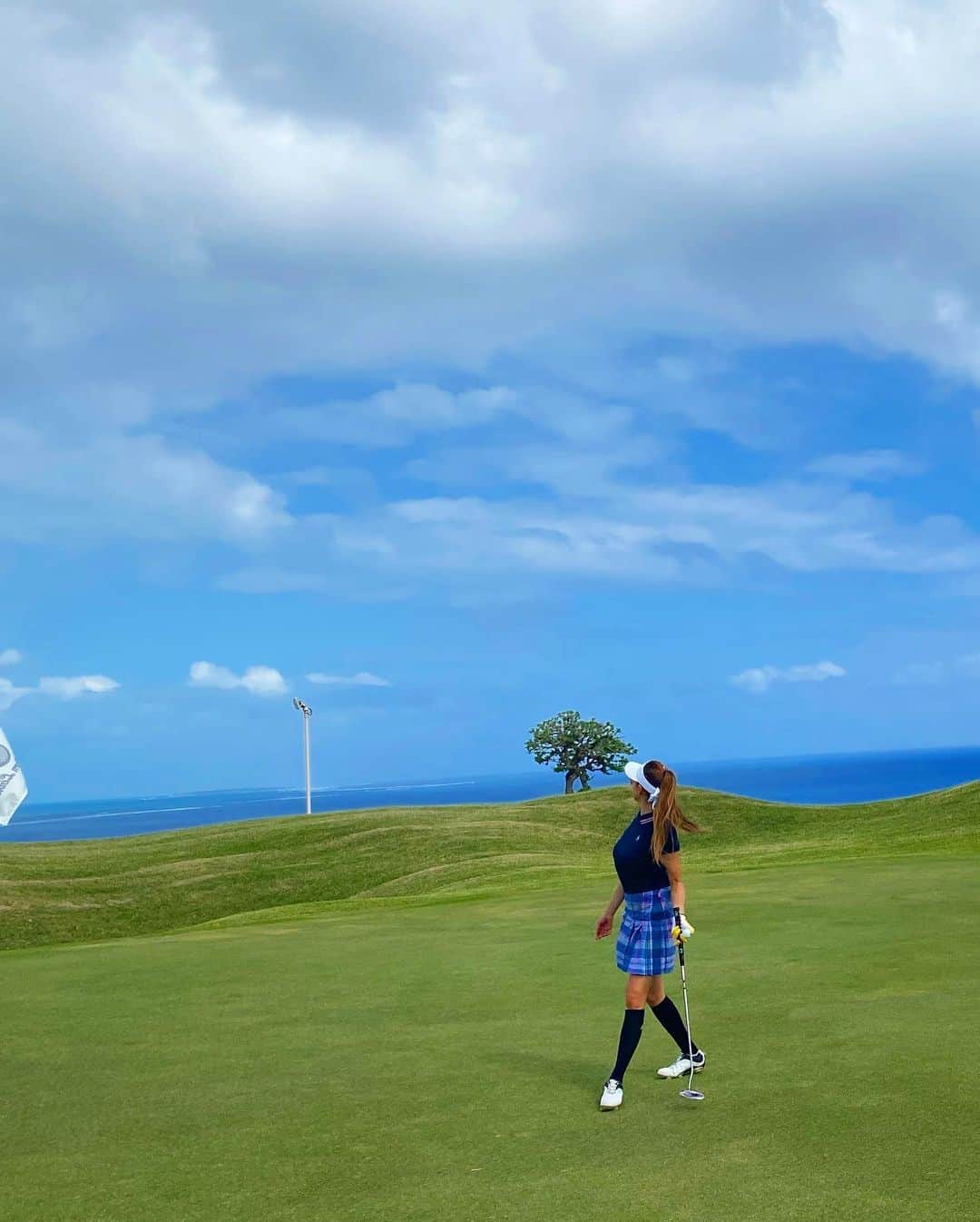 大田明奈さんのインスタグラム写真 - (大田明奈Instagram)「友希ちゃんと初沖縄ゴルフ合宿⛳️ 3日間ゴルフしまくったけど沖縄のコースはめちゃくちゃ傾斜やらあってすんごい難しく感じた😱 スコア的にはいつもとそう変わらないのになんだかどっと疲れが😨 3コース行った中で最終日のコースが一番好きだった❗️ #ゴルフ女子 #ゴルフ旅 #生田衣梨奈のVSゴルフ　#eleyvsgolf  #ゴルフ　#ラコステ」10月17日 12時41分 - moreakee