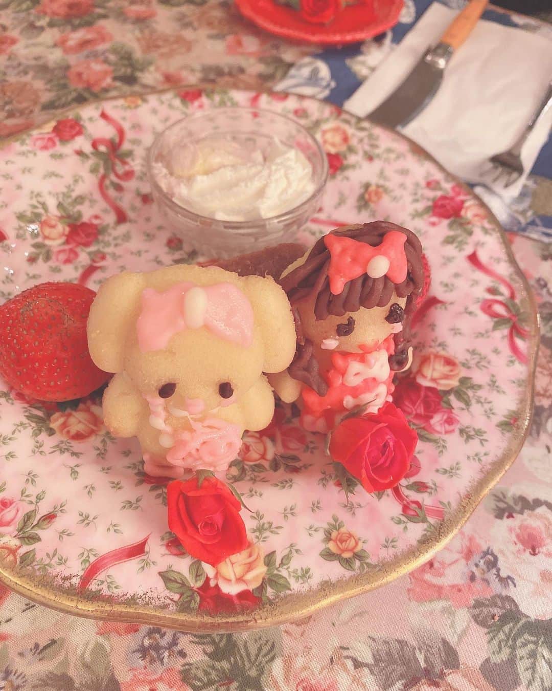 青木美沙子さんのインスタグラム写真 - (青木美沙子Instagram)「@cafe_acorite  さんで撮影でした🌹 カワイイスイーツたちが毎回癒し🌹 そして、11月にはコラボアフタヌーンティーが‼️‼️‼️ 薔薇姫がテーマです🌹 お楽しみに🌹」10月17日 12時38分 - misakoaoki