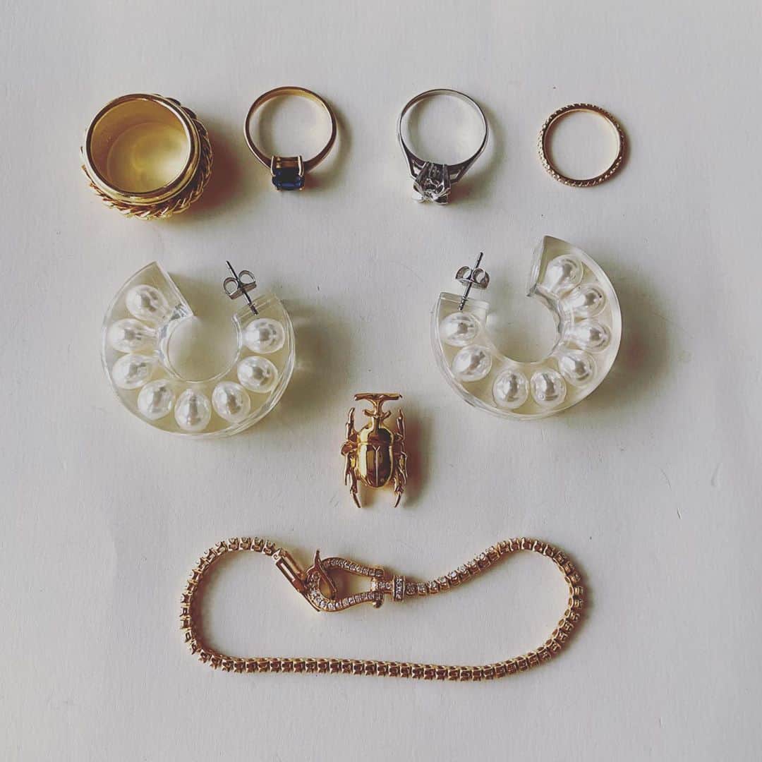 おおたうにさんのインスタグラム写真 - (おおたうにInstagram)「gold ring / @piaget  sapphire ring / Sri Lanka🇱🇰 diamond ring / vintage diamond pinky ring / @tiffanyandco  acryl hoop earrings / @marcosgallery  beetle brooch / gift diamond bracelet / BELFIORE 世の中には美しくてかっこいい女性たちがいるんだよなあ✨と、改めて嬉しくなった昨日。同世代の素敵な方々とランチ💙 ZARAのネイビープリーツワンピースに、UNIQLOのトレンチ。みんなにレタードの靴下を褒められました😊グッドガールなプリーツにthug感を加えてみたよ（なにそれ）。 #今日のアクセサリー #accessoriesoftheday #outfitoftheday #vintageaccessories」10月17日 12時49分 - outa_uni