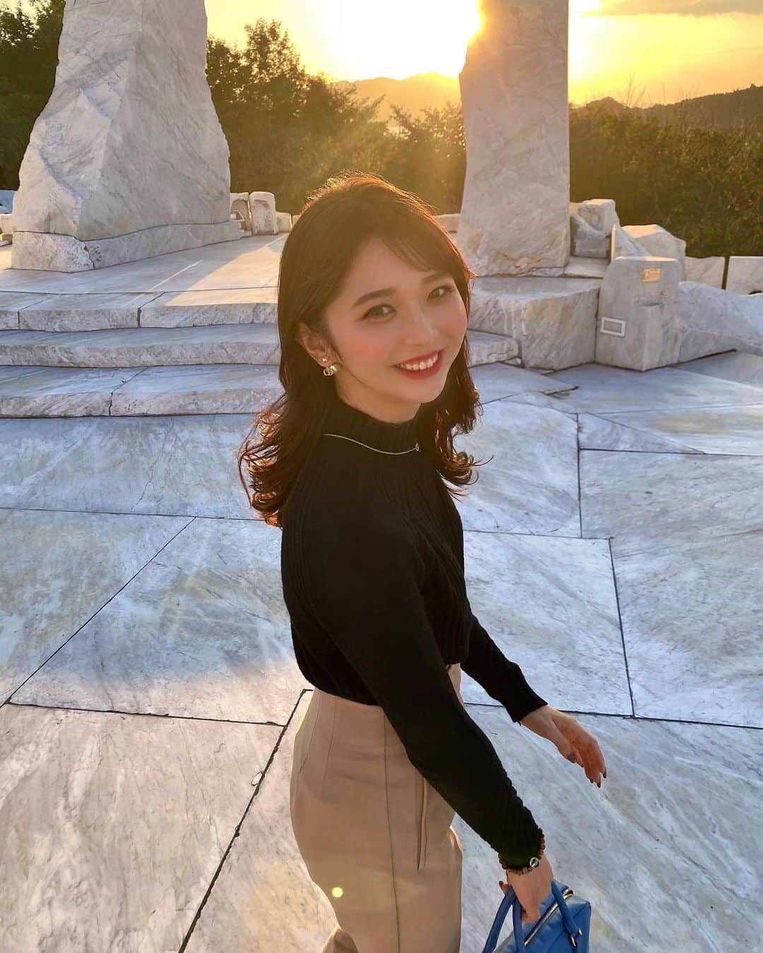 岸本沙季さんのインスタグラム写真 - (岸本沙季Instagram)「みなさんこんにちは🕊  先日、広島に旅行に行ってきました。 これは未来心の丘での写真です。 白い大理石に夕陽が反射してとても綺麗でした✨  今日はイベント開始2日目です😊💕 ○固定ツイートのリツイート  ○マイスタのチアギフトで応援  よろしくお願いします🥺‼︎」10月17日 12時49分 - saki__kishimoto