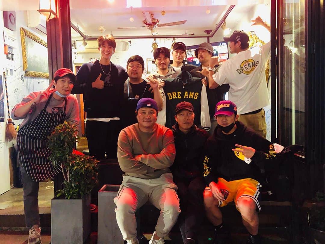 チョ・ハンソンのインスタグラム：「급 번개~! 백단장님!도권이형 담엔 함께해요~병희랑.병규 사진이 없네 ㅜㅜ 블루레이 잘 받았습니다~! 참여해주신 모든분께 감사드립니다~!🙏🙏 #드림즈  #sbs스토브리그 #블루레이 #경리단 #로로탕」