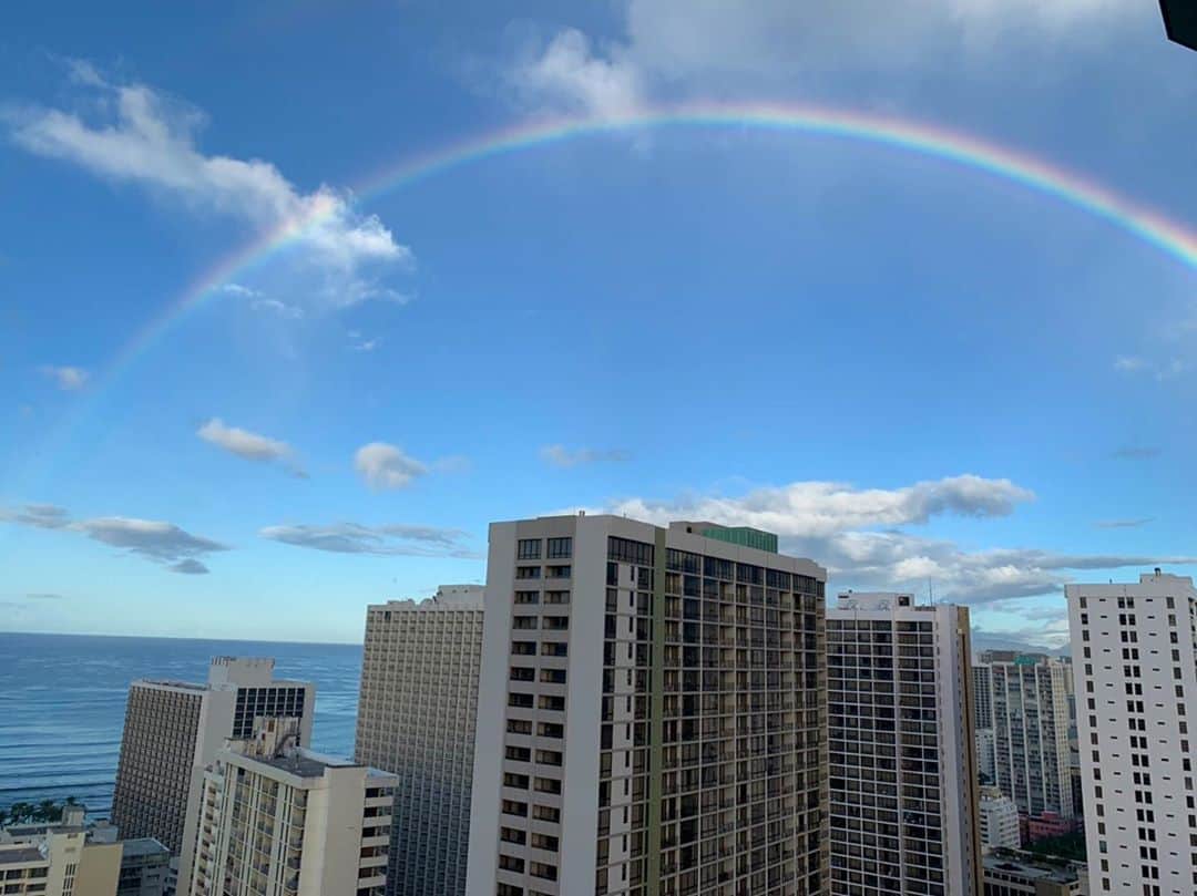 のインスタグラム：「ある日の大きな虹をお届け🌈 ハワイはAloha Friday! 日本の皆様も素敵な週末をお過ごし下さい😆🌺  #hawaii #beach #luckywelivehawaii #Oahu #ハワイ #ハワイ景色 #ハワイビーチ #ハワイ絶景 #sunset #ワイキキビーチ #ビーチ #kaukau #rainbow #rainbowstate #レインボー #虹 #カウカウ」