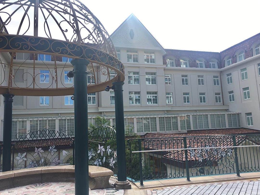 のインスタグラム：「▶︎ #宝塚ホテル  : : 先日、リニューアルしてから初めての宝塚ホテルへ 🏨 : : 前設から引き継いだ、大きなシャンデリがお迎えしてくれました 💎 : : 上品で豪華なデザインは 宝塚の舞台を想像させられるほどです 👑  : : クラシカルな外観のデザインも好き 。 :  : また来たい、☺️💭」