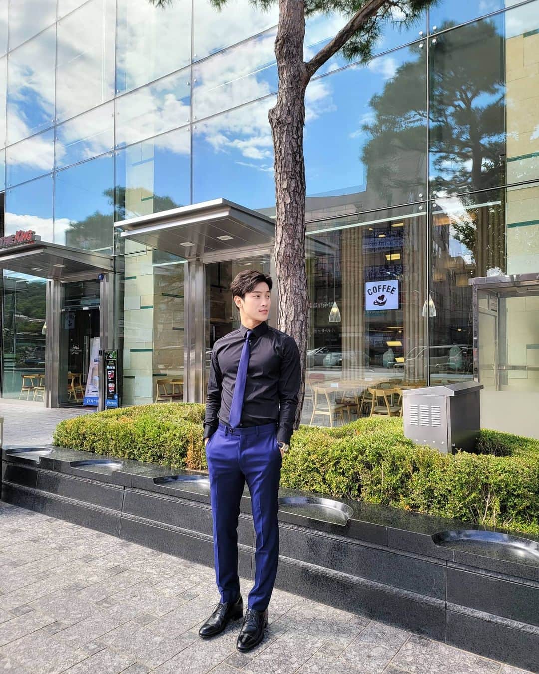 Lee Si-gangのインスタグラム：「날이 너무좋아요 💙오늘은머하세요??  今日は天気が凄く良いです！！  みんな今日は何をするの？  The weather is so nice. What are you all doing?」