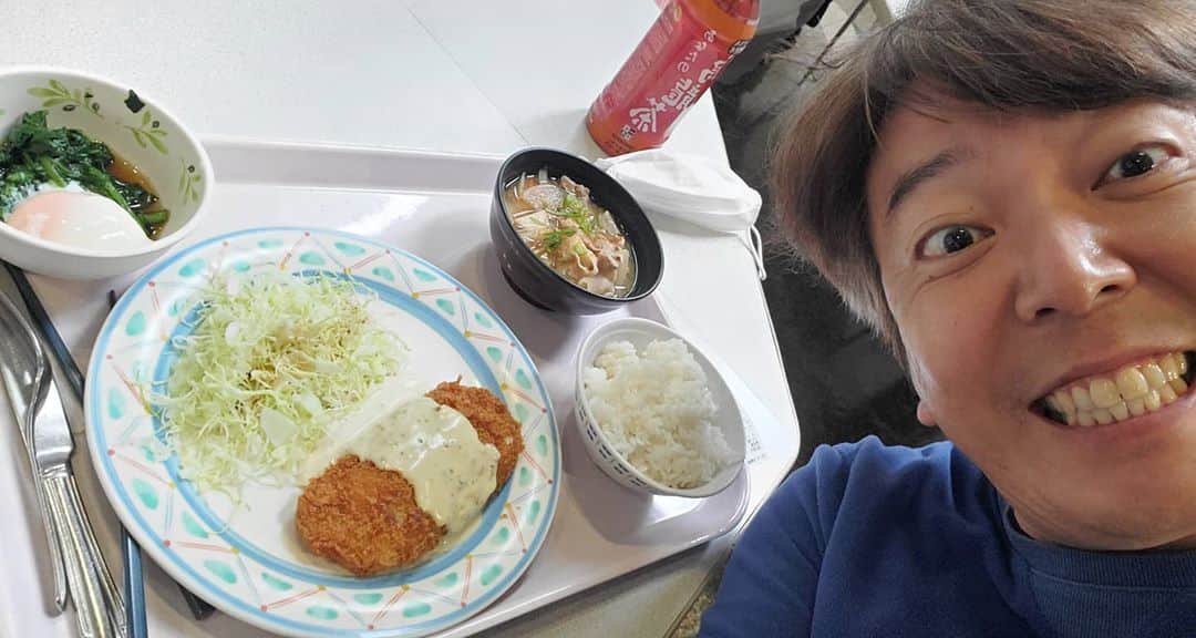 竹内弘一のインスタグラム：「学食再開！！ 25年前から大好物のササチーこと ささみチーズフライ！ ちょっと大人になったので 温泉卵乗っけて食べました！(贅沢) 最高！！昼からもガンバロ！単純(笑) #学食 #ささみチーズフライ」