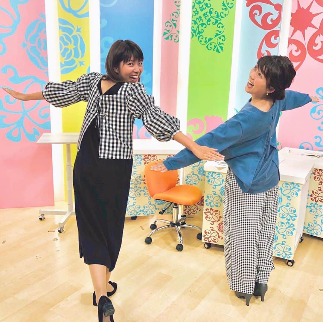 のインスタグラム：「. 最近の#よるマチ の#衣装 ✨ まゆちゃんとブーン✈️ 衣装の後ろのデザインがかわいいのに、#テレビ には映らなくて、もったいな〜い！！と。  そして、#ヘアスタイル はゆるっと#シニョン  さらに、みんなで#コンテンポラリーダンス ？😁 何かを表現しています🤣🤣🤣 ほんと楽しいメンバーで💕  #ファッション #コーデ #パンツ #スカート#トップス #スウェット #ワンピース #ヘアアレンジ #ヘアメイク #fashion #愛媛 #あいテレビ #アナウンサー #女子アナコーデ #女子アナ」