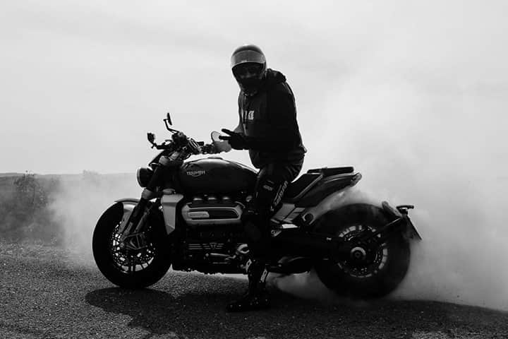 のインスタグラム：「【新型 Rocket 3 R】 量産バイクとして世界最大排気量となる2500ccエンジンを搭載し、他の量産バイクを寄せ付けない強大なトルクと類い希な加速性能を発揮。 優美さとしなやかさを併せ持ち、レスポンスに優れ、洗練された走りを実現します。  詳細はこちら下記URLよりご覧ください。 https://bit.ly/342YJ3F  #TriumphOfficial #Rocket3R #ForTheRide #ロケット3R #トライアンフはかっこいい #バイク #バイク好きな人と繋がりたい #バイクのある風景 #バイクが好きだ#バイク好き #バイク乗りと繋がりたい #理想のライドがそこにある#triumph #トライアンフ乗りと繋がろう2020秋」