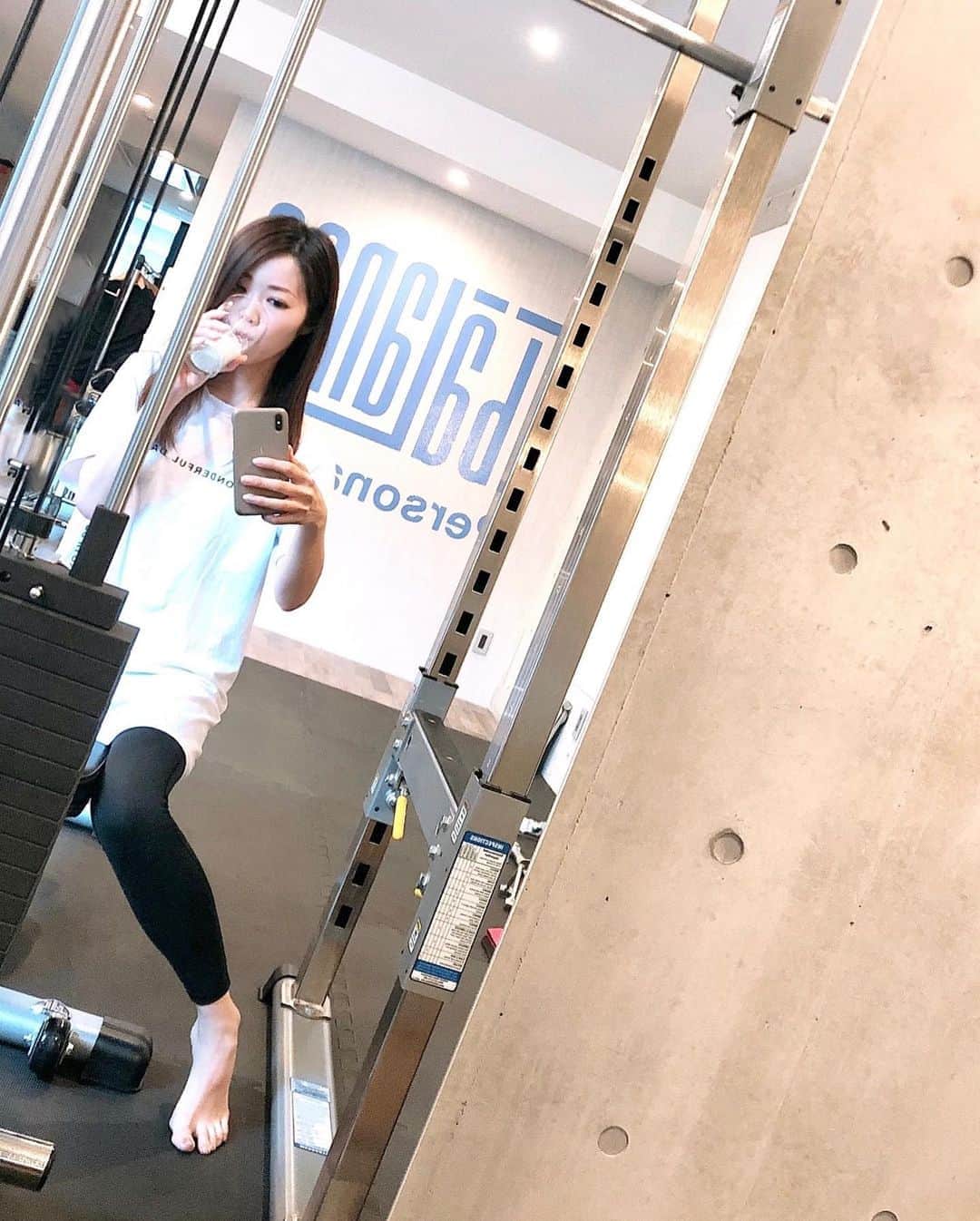のインスタグラム：「🧘‍♀️🧘‍♀️🧘‍♀️﻿ ﻿ ﻿ 朝から雨で寒い🥶﻿ けどそんな中トレーニング🏃‍♀️﻿ @t.balance  ﻿ 寒くなったから﻿ 肩を竦めて肩こりひどくなりがち😭﻿ ﻿ ということです肩トレーニングメイン✨﻿ きっっっつかった〜😂ww﻿ ﻿ トレーニング中の顔も﻿ 二重顎丸出しで顔がやばい😂😂﻿ ﻿ でもこれがまた達成感すごくて﻿ 楽しい😋💛﻿ ﻿ ﻿ きつかったからこそ﻿ 終わった後のプロテインが体に染み込む🥤﻿ 本当こちらのプロテインドリンク美味しすぎて好き🥰﻿ ﻿ ﻿ 午後からはマジョイチ撮影🎥﻿ 毎回笑いすぎて楽しすぎる撮影﻿ 最近はかなり素になって喋ってます😇﻿ ﻿ 是非観てみてくださいね♫﻿ ﻿ #tbalance﻿ #トレーニング #筋トレ #パーソナルトレーニング #筋トレ女子 #ダイエット #diet﻿ #健康 #健康オタク #心斎橋 #心斎橋ジム﻿ #大阪 #難波」