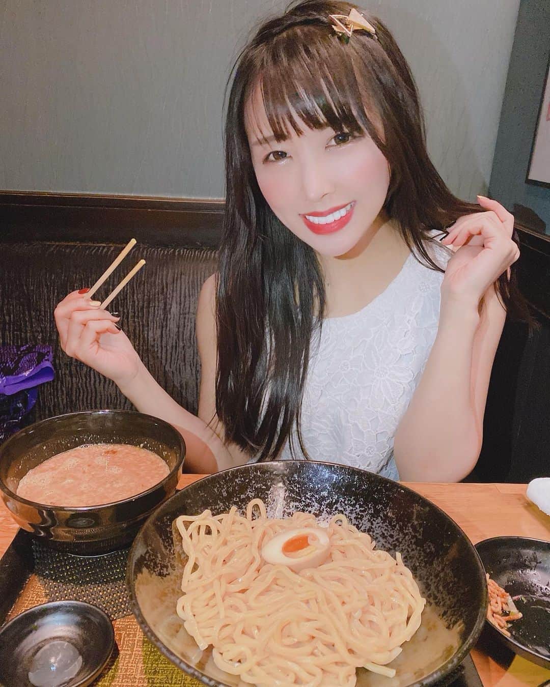 のインスタグラム：「おはくま🐻 . . #おはよう #gm #goodmorning #おはくま #ラーメン #🍜 #ラー活 #竹虎 #つけ麺 #コラーゲン #yummy #kawaii #makeup #beauty #黒髪 #japanesefood #likeforlikes #asianbeauty #asiangirls #前髪 #シースルーバング #dinner #美容 #kpop #idol #バクステ外神田一丁目 #bowling #pリーガー #すきぴ」