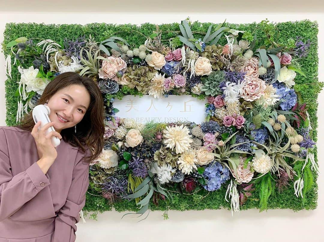 リナのインスタグラム：「@bijingaoka   10月1日オープンの"美人ヶ丘"に 行ってきました♪ ホワイトニングと小顔矯正ができる素敵なサロン🌸  痛みを伴わない小顔矯正なので、 ゆったりとした気分で行えました♪  その後、"#セルキュア "で 普段使っていない筋肉にアプローチ💪  ビックリするほどの効果で、 一回で顔のスッキリ感を実感できましたよ♪ ＊2枚目に動画あるよ🎦 変顔してるわけじゃなくて、 筋肉が勝手に動いちゃうw  ホワイトニングは、 ほぼセルフで行えちゃいます！ 一回で白さの実感ができて驚きっ👀  自由が丘駅から徒歩3分ほどなので、 気になる方は是非っ❣️ ...................................................... #美人ヶ丘 #自由が丘 #ホワイトニング #小顔 #小顔矯正 #顔整体 #小顔 #セルキュア #メンテナンス #メンテナンスday」