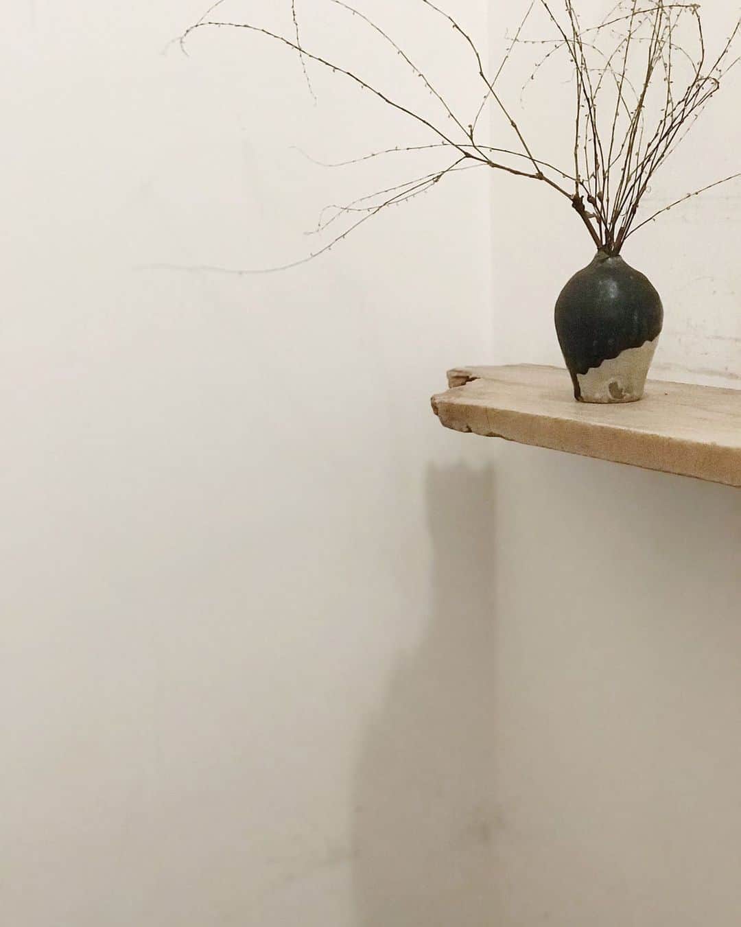 のインスタグラム：「A calm Saturday morning — #ceramic #interior #lifestyle #stilllife #saturday #weekendvibe」