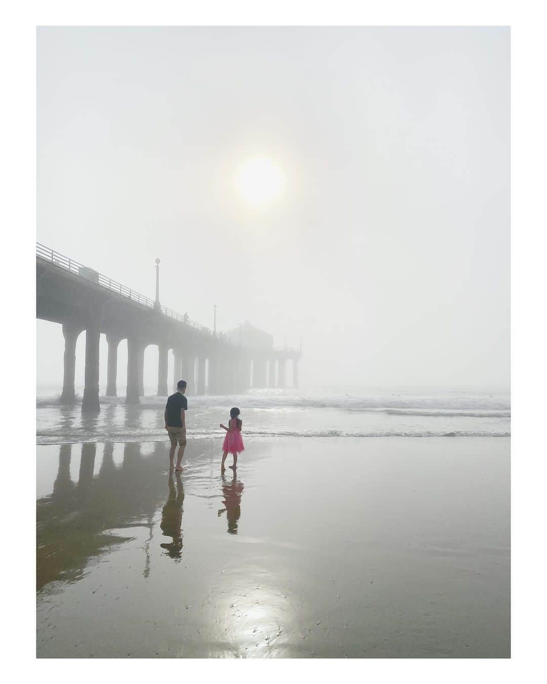 Pete Halvorsenさんのインスタグラム写真 - (Pete HalvorsenInstagram)「we’ve had some strange weather lately...85 degrees (29 c) with 72 degree (22 c) water.   A warm fog covered our beach during the afternoon for an hour or so, i was on a run and only had my iPhone on me, grabbed a few of these images which tell the story. 📱💨☀️  . iPhone 11pro」10月17日 13時05分 - petehalvorsen