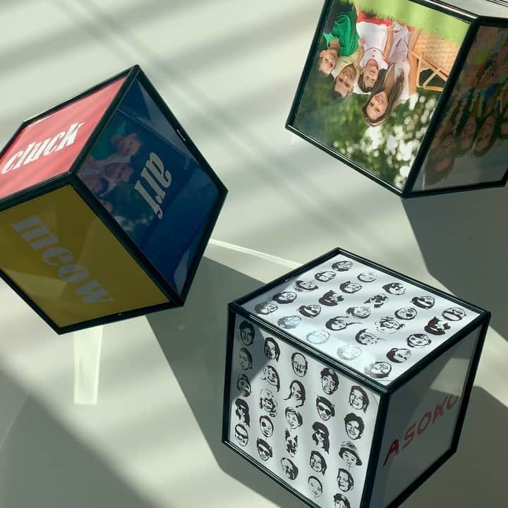 のインスタグラム：「〜ぐるぐる回るフォトフレーム〜﻿ ﻿ ﻿ テレビでも取り上げられた、ASOKO大人気商品がついにオンラインストアに入荷！！﻿ ﻿ 6面お好きな写真などを入れて楽しんでみてください♪﻿ (単三電池一本が必要ですので事前にご用意ください)﻿ ﻿ ﻿ 複数個並べてもそれぞれが色んな写真を見せてくれてるのがいいですね☺️ ﻿ ﻿ 店舗とオンラインストアどちらでもお取り扱いしております。﻿ ﻿ ﻿ ■ぐるぐる回るフォトフレーム　税込660円﻿ 　写真サイズ約幅10/高さ10cm﻿ ﻿ ﻿ ××××××××××××××××××××××××××××﻿ ﻿ 店舗により在庫・品揃えが異なります。﻿ お問い合わせは各店舗までお願いいたします。﻿ なお、取り寄せ・取り置きは行なっておりませんのでご了承くださいませ。﻿ ﻿ ×××××××××××××××××××××××××××﻿ ﻿ ﻿ #ASOKO﻿ #photoframe﻿ #フォトフレーム﻿ #回転フォトフレーム﻿ #写真立て﻿ #プレゼント﻿ #インテリア﻿ #インテリアグッズ﻿ #インテリア小物﻿ #ウェルカムスペース」