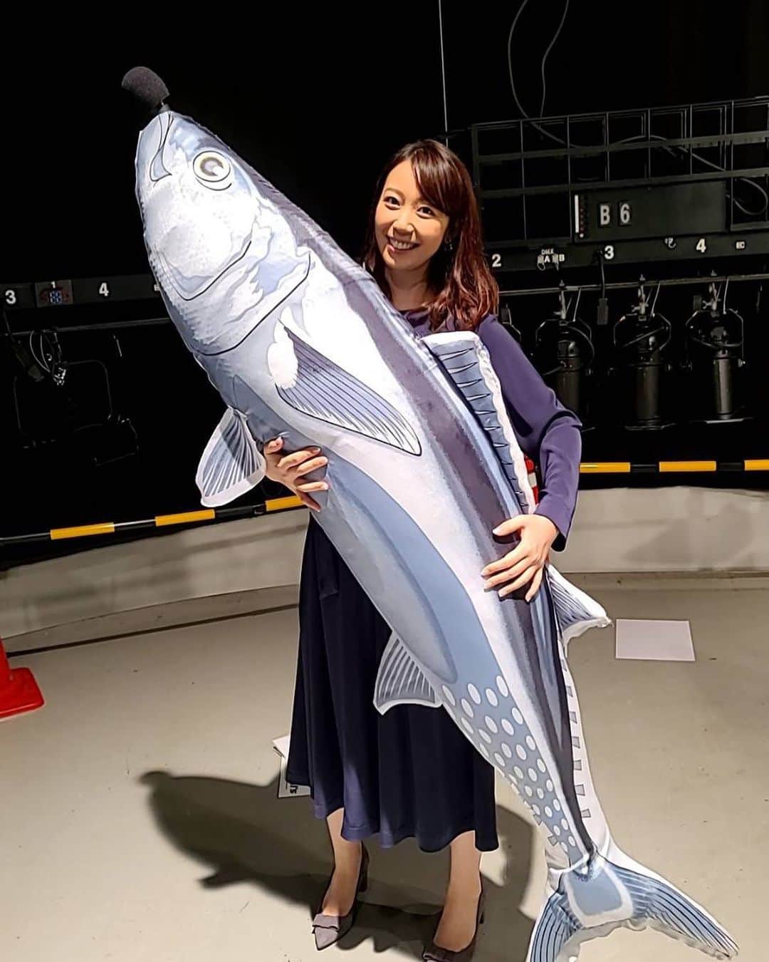 須黒清華のインスタグラム：「今回のアド街は豊洲に出没します‼︎ 市場グルメは魚以外にも美味しいものがたくさん✨ 魚河岸のプロ御用達グッズも買えちゃいます🐟  何よりの見所は、さかなクンによる魚講座‼︎ 明日使いたくなる豆知識満載で、とーっても勉強になりました✨  コロナ対策として、今回はこの番組特製マグロフォン🐟を使って街中インタビューしてますー‼︎ 持ってみたら、結構重かった‼︎ . #アド街ック天国 #アド街 #豊洲 #豊洲市場 #豊洲グルメ #さかなクン #魚講座 #難読漢字クイズ #マグロフォン #ソーシャルディスタンス #今夜9時」