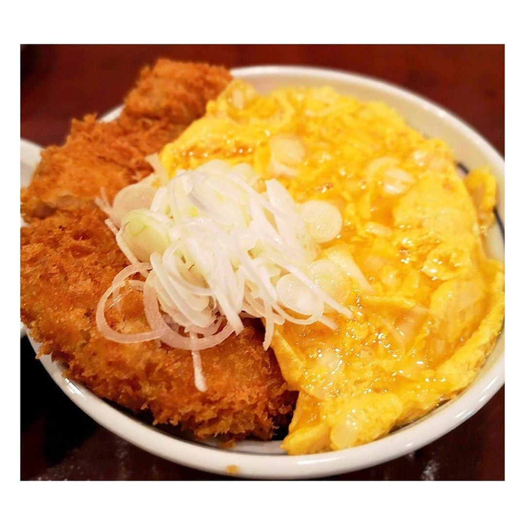 林恵理さんのインスタグラム写真 - (林恵理Instagram)「美味しそうなカツ丼！！ グッチ裕三さんがプロデュースしていて、私の知人が銀座でやっている「Bar七曲署 (@7magarisho)」で食べられるんです！ 私もまだ行かれてないので、今度銀座に行ったら行かないと😋  コロナの影響でなかなかゆっくり外食は難しいですが、皆さんももし近くに行ったら、ぜひ食べてみて下さい！  手洗いうがい消毒！一人一人が出来ることをしながら、食欲の秋を楽しみましょー！✨ . . #Bar七曲署 #Bar七曲署のへそまがりかつ丼 #銀座かつ丼 #銀座 #銀座Bar #グッチ裕三」10月17日 13時18分 - eri_rin.215