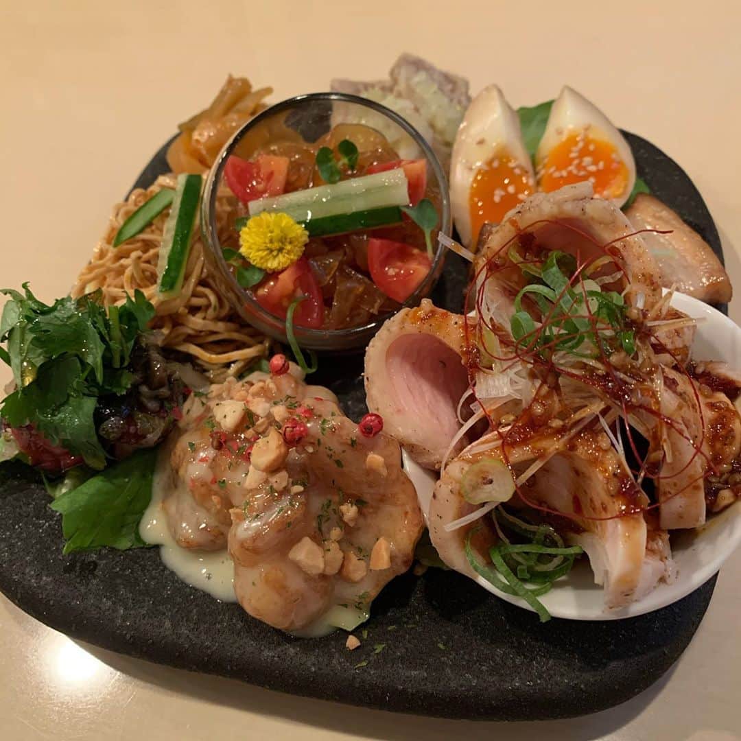 池田真一のインスタグラム：「中華バル 櫻井 めちゃくちゃ美味しい店見っけた！ 全部美味しかったよ！ 特に坦々麺最高過ぎた！ 皆さんも是非もん過ぎ！  大阪府大阪市中央区東心斎橋1-6-30」