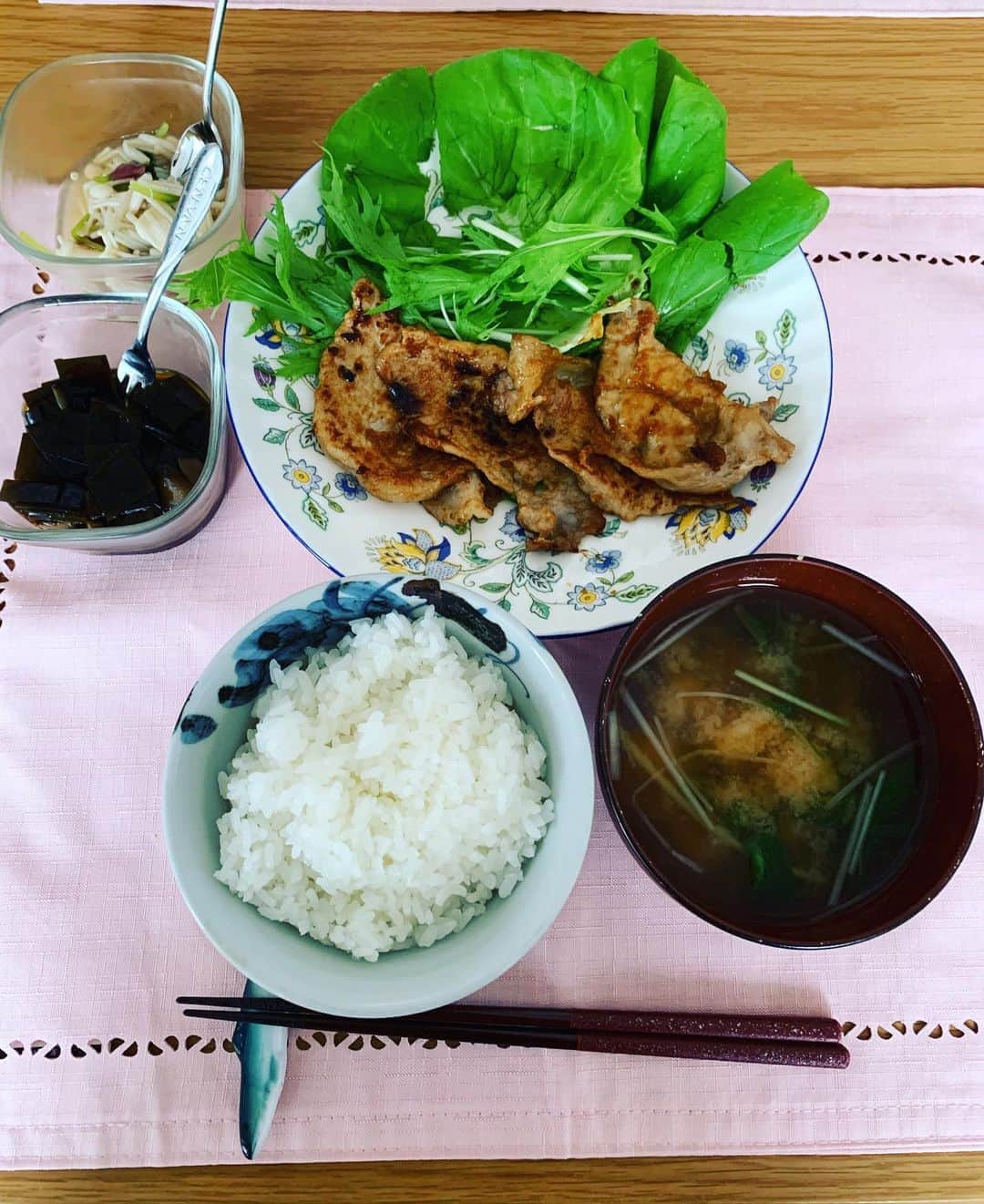 広川ひかるさんのインスタグラム写真 - (広川ひかるInstagram)「竜シェフ👨‍🍳ランチ 久々の生姜焼きだったので昨夜から作り方のシュミレーションしていましたよ お味噌汁は豆腐と水菜 小鉢は私作のエノキの和え物と頂きものの美味しい昆布で作った佃煮 、 生姜がバシッと決まってて豚の生姜焼き上手に出来てました👍美味しかったです 、 #hikaruhirokawa #竜シェフ #ランチ #豚の生姜焼き #豆腐と水菜の味噌汁  #昆布と椎茸の佃煮 #えのきと三つ葉の梅の和え物 #鹿児島xx豚」10月17日 13時22分 - hikaru_hirokawa