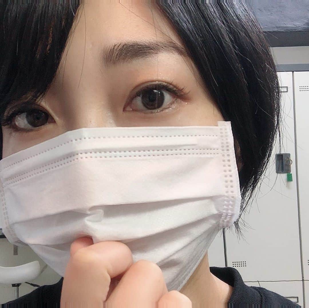 安藤あいかのインスタグラム：「元々好きじゃないけど撮らなくなると尚更嫌になる自撮り。 でも、みて！見えるかな！ めっちゃナチュラルなまつ毛なのに、これ、マツエク200本付いてるんだよー！片目に100本重さは全くないよー！いつもより多く付いています！ こんなに付くんだ、わたしのまつ毛。 驚き！ マスクだからベースメイクは日焼け止めのみでアイシャドウちろっと塗って眉毛整えるだけというらくちん！！  #midnightlush #マツエク #マツエク200本」