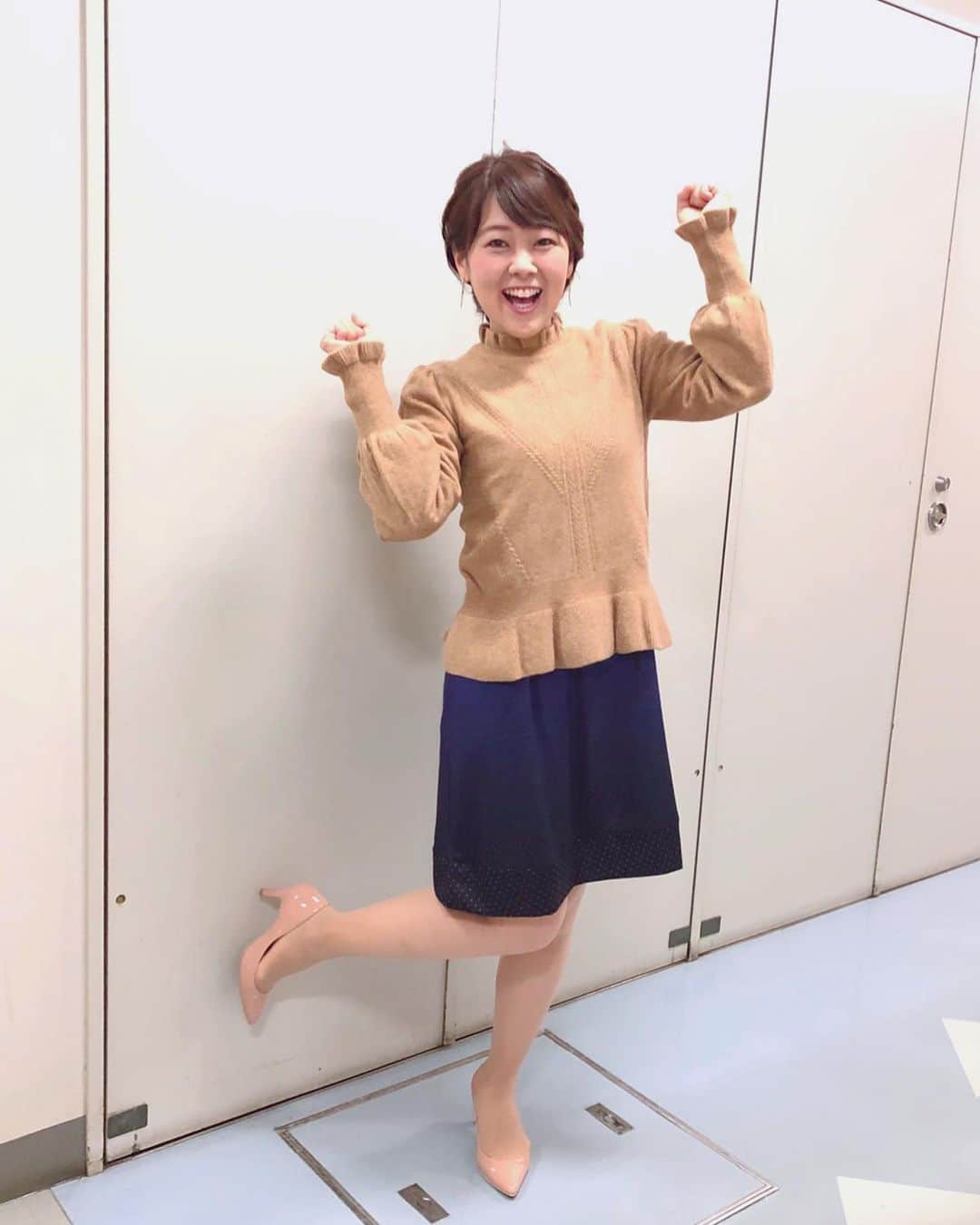 のインスタグラム：「. #よるマチ の#衣装 & #ヘアスタイル  #ワンピース に#セーター をオン✨ 久しぶりの膝上丈😵 長いスカートばかりはいていたので、なんだかドキドキしてしまいました。 油断しててはいけませんね。ちゃんと運動しよう😆  #ヘアアレンジ は、#秋 らしく、ゆるっとウェーブの#三つ編み ✨  #秋コーデ #元気 #ファッション #コーデ #テレビ #ダイエット #ロングヘア #ヘアメイク #fashion #hairstyle #愛媛 #アナウンサー #女子アナ#滝香織 @kaorin_taki」