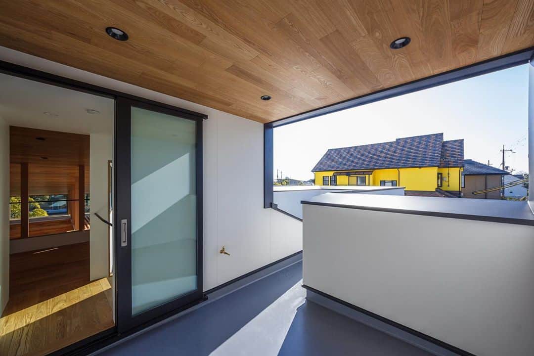 のインスタグラム：「ルーフバルコニー周り♪ : ■haus-cros■ 兵庫県赤穂市 #haus_cros : #建築 #住宅 #一戸建て #新築 #外観 #デザイン #設計 #設計事務所 #注文住宅 #建築家と建てる家 #建築家 #建築デザイン #インテリア #建築家デザイン #ベランダ #神戸 #中庭のある家 #中庭住宅 #バルコニー #家づくり #中庭 #architect #architecture #balcony #interior #instahome #instahouse #courthouse #一級建築士事務所haus」