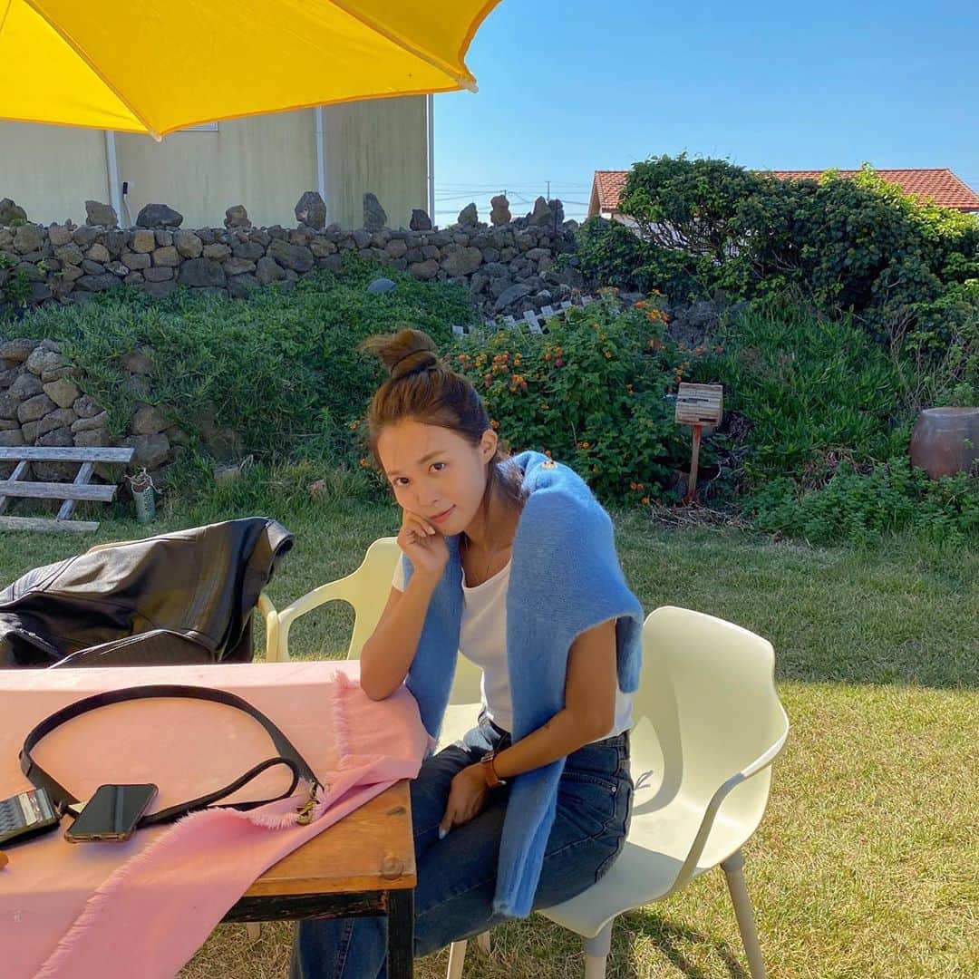 キム・ダヘのインスタグラム：「제주 2일차 😎 지 밥 시켰는데 다른테이블가서 진상짓하는 진상개 김율무... 제주에서까지 이러지마라 ㅋ」