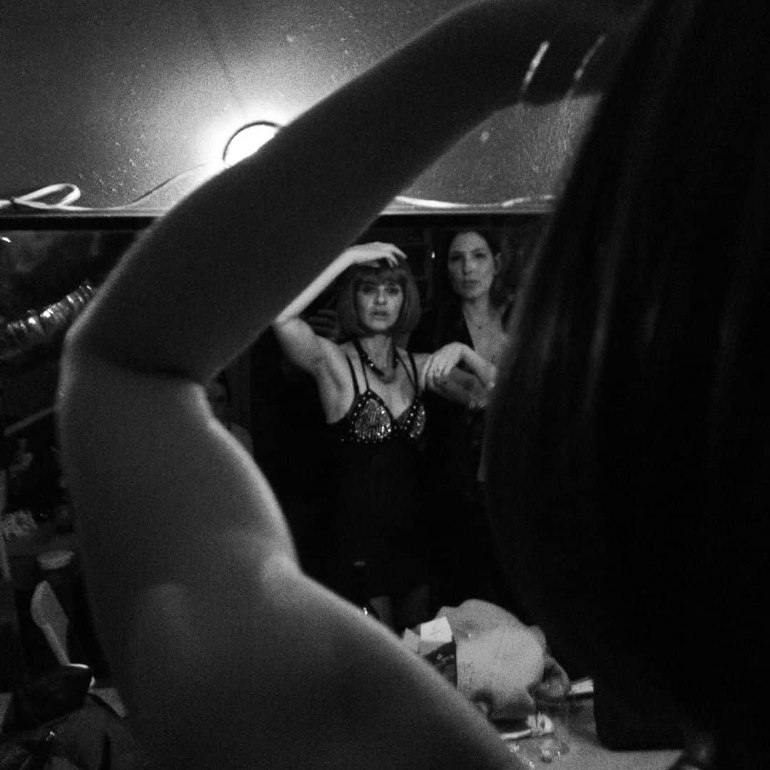 リンジー・クラフトのインスタグラム：「maybe i should cut bangs.  📸 by @thejoshualeonard right josh?? remember being backstage!? just like in general. but for this backstage @natecorddry @bloom_brooke @itsmekelligarner @jordanamollick @dariapolatin @spencergarrett1  corinne ur insta is gone!  who am i missing #unscreened」