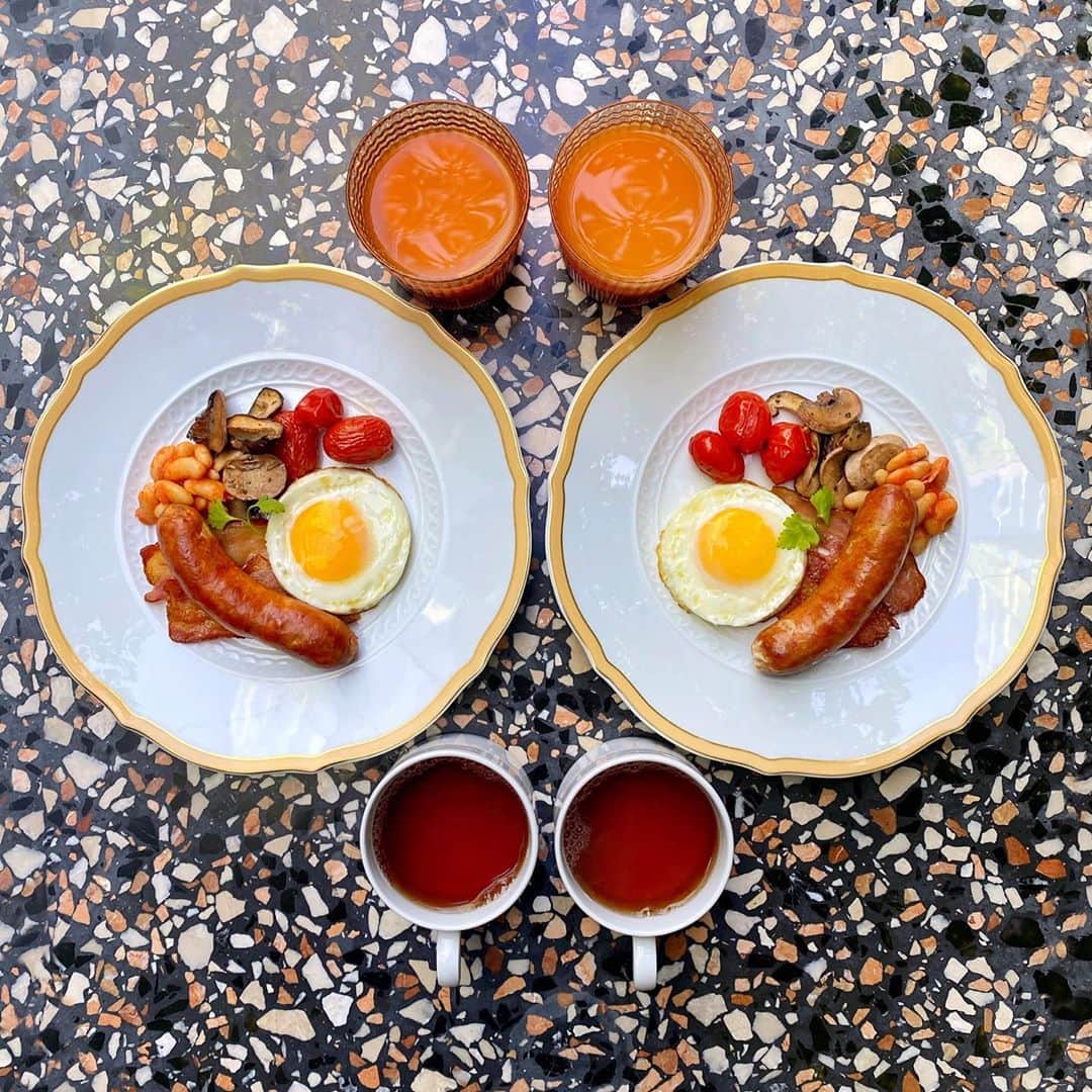 Symmetry Breakfastのインスタグラム：「Hello Beijing! A cheeky weekend away in China’s capital city, it’s been nothing but pristine blue skies for us 💙 Forbidden City ✅  Peking Duck ✅ Beijing Hotpot ✅ Staying at the Opposite House @oppositehouse as usual, I love it so much. My sister lived in Beijing for many years before we lived in Shanghai ourselves, I have so many great memories from the late noughties (I’ll upload some pics in Stories later) #symmetrybreakfast」