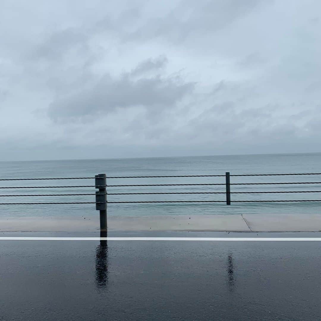 クリス智子さんのインスタグラム写真 - (クリス智子Instagram)「淡い雨と海に、白線映える。」10月17日 13時50分 - chris_tomoko