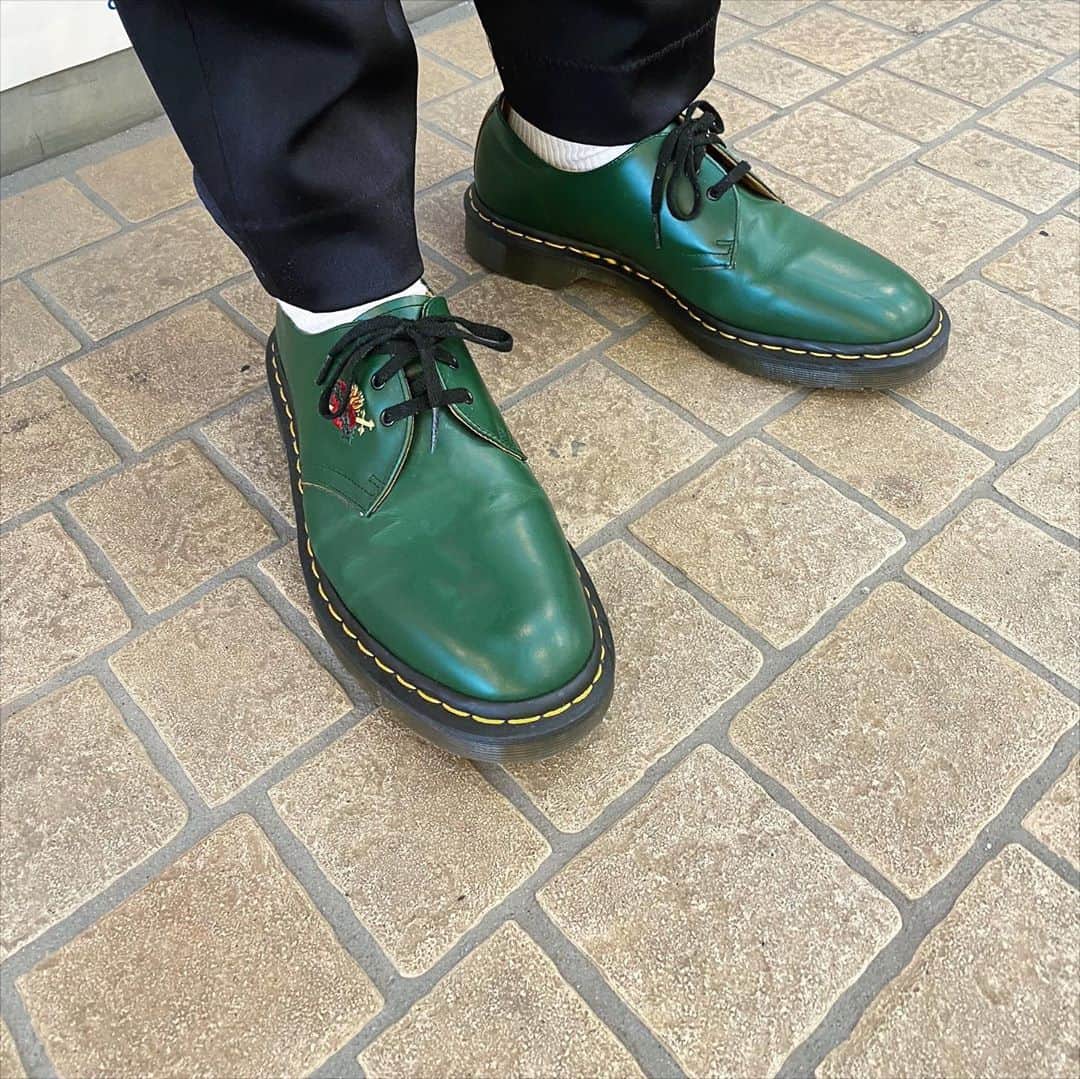 沙田瑞紀さんのインスタグラム写真 - (沙田瑞紀Instagram)「👞🌿🌿 supreme × Dr.martens もう3年くらいかな🌲 たくさん履いて、味が出るといいな〜  靴紐はむーちゃんがあむあむして毛玉っぽくなっているのよ...🥺 うちは靴紐のストックが結構ある、ねこハウスならではかなと思う🧵🧶  #drmartens #supreme」10月17日 13時46分 - mizuki_masuda